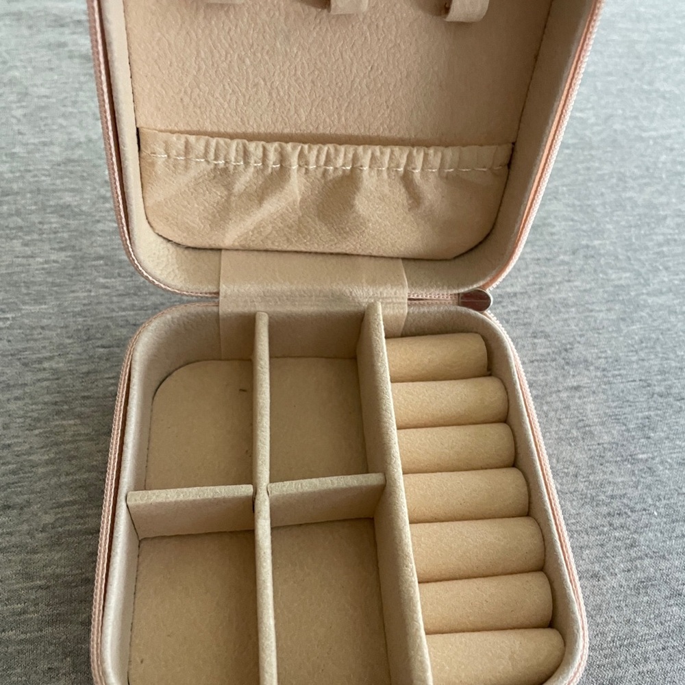 Compact Jewelry Organizer Case in Light Pink